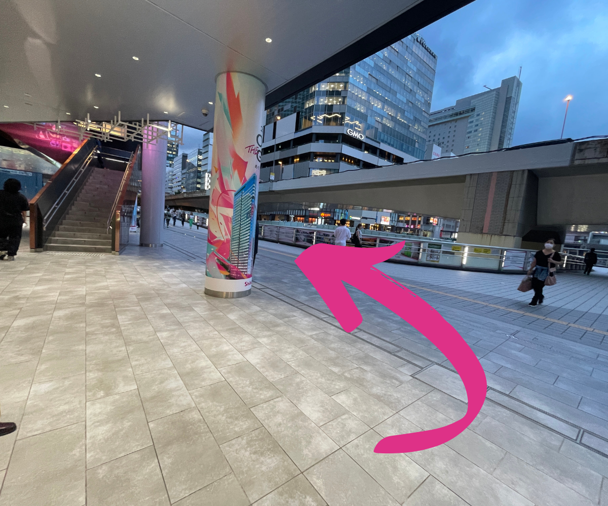 JR渋谷駅の新南改札から、パーソナルトレーニングジムShapesGirl渋谷店へ