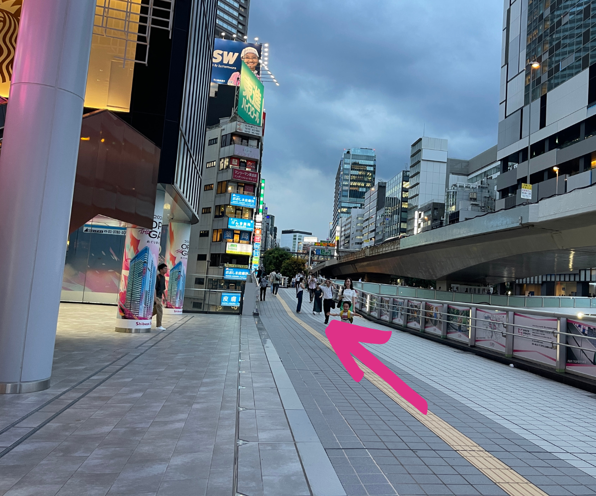 歩道橋｜JR渋谷駅の新南改札から、パーソナルトレーニングジムShapesGirl渋谷店へ