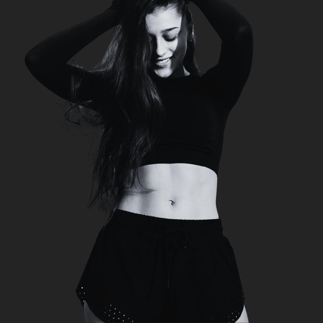 ボディメイクした細いモデル体型の女性モデル